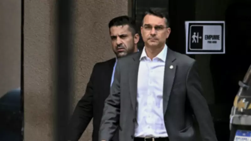 Flávio Bolsonaro viaja aos EUA para encontro incerto com Trump