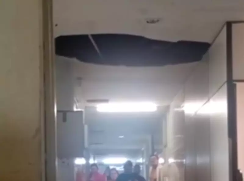 Forro do teto desaba no 7º andar do Hospital da Restauração no Recife