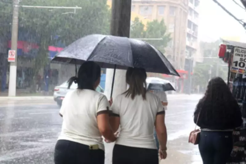 Frente fria chega à Baixada Santista com ressaca e chuvas intensas
