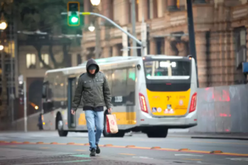 Frente fria traz frio e chuviscos a São Paulo nesta segunda-feira