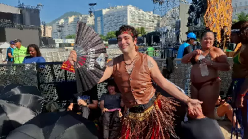 Fãs de Shakira exibem looks inspirados na cantora em Copacabana