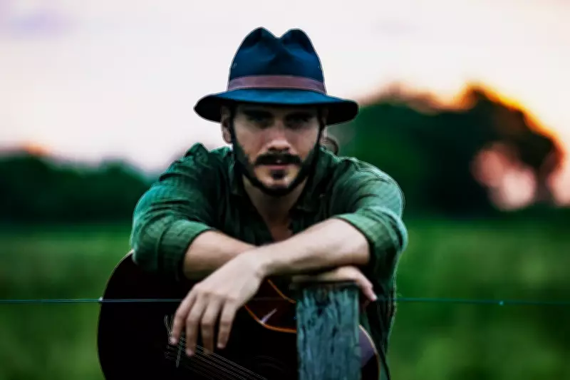 Gabriel Sater celebra 25 anos de carreira com feat de Jackson Antunes e Ivan Lins