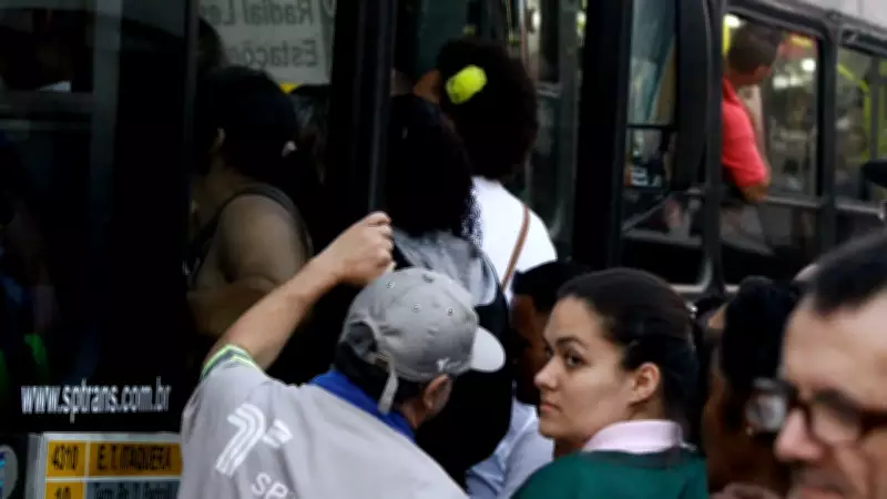 Golpe da mostarda: como evitar furto de celular no transporte público de SP