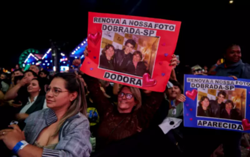 Gusttavo Lima brinca com cartaz de fãs: 'Ainda não tinha funilaria'