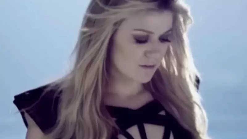 Há 14 anos, Kelly Clarkson lançava 'Catch My Breath' e marcava nova fase na carreira