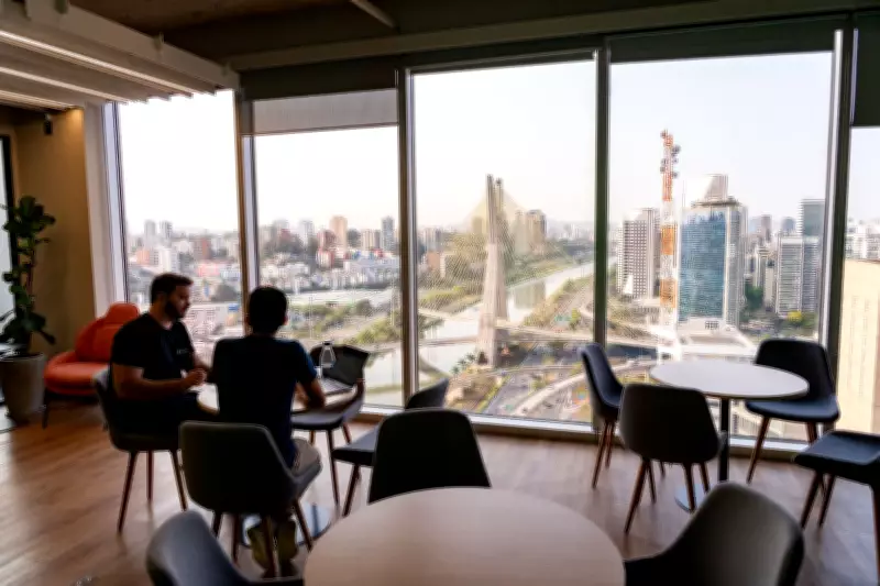 Home office em extinção? Retorno ao presencial avança no Brasil em 2026