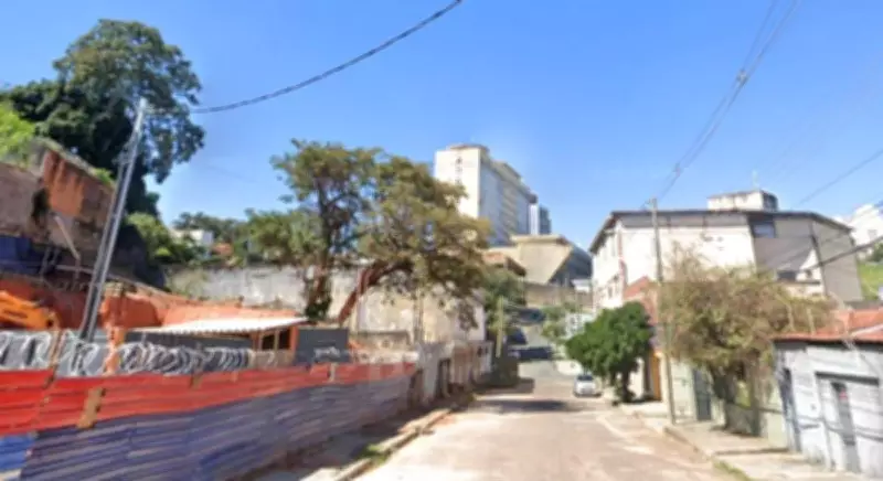 Homem morre após pular muro e ser atacado por cães em BH
