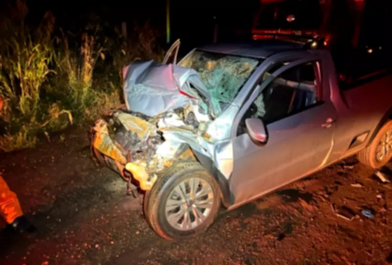 Homem morre em colisão frontal entre carreta e picape na MS-276