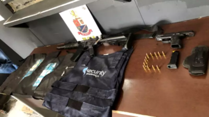 Homem é preso com réplica de fuzil, pistola e coletes em Hortolândia