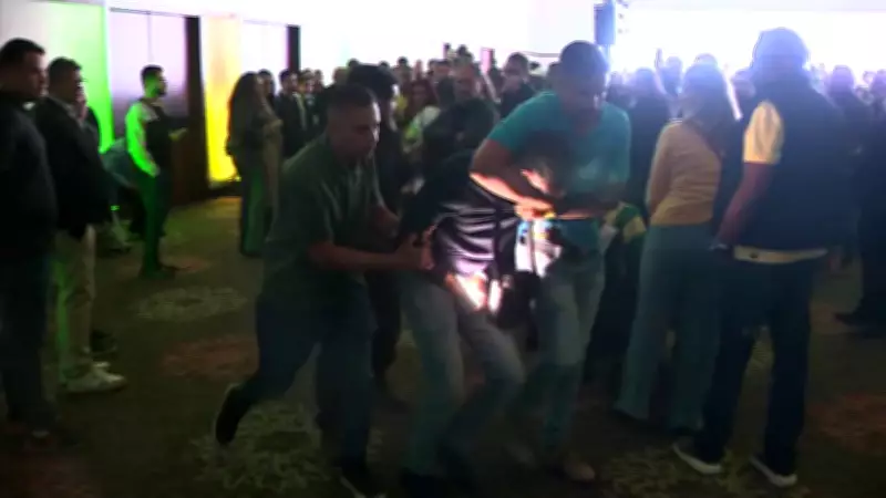 Homens são retirados de evento com Flávio Bolsonaro em Campinas
