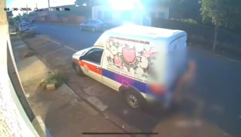 Idosa de 81 anos sobrevive após ser atropelada por caminhonete em ré em MG