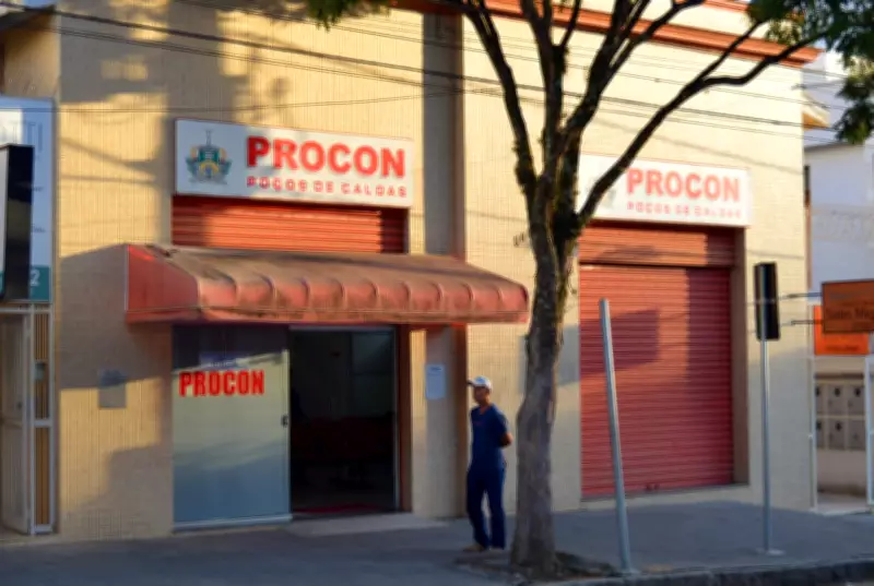 Idosa perde R$ 50 mil em golpe do namoro com falsos atores internacionais