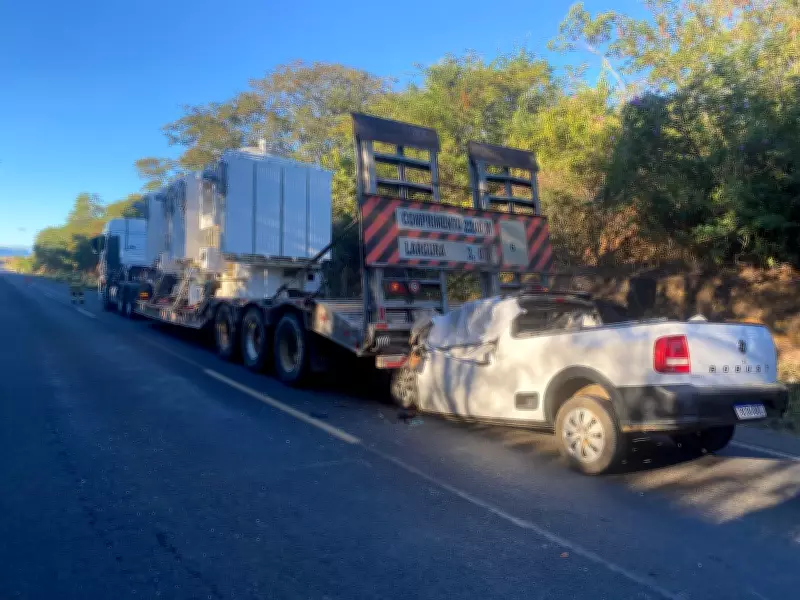 Idoso morre após caminhonete bater em carreta na MGC-401 em Jaíba