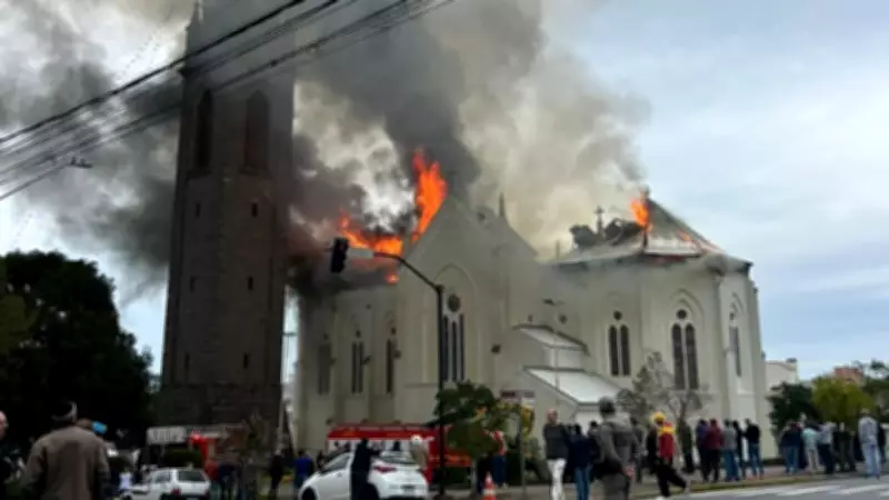 Igreja centenária é destruída por incêndio em Flores da Cunha, RS