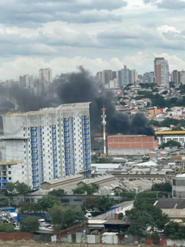 Incêndio atinge estacionamento de ambulâncias na Mooca, Zona Leste de SP