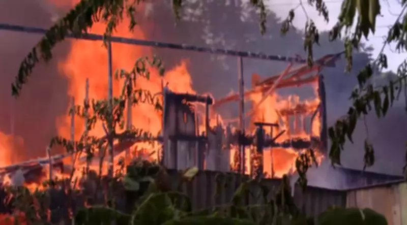 Incêndio de grandes proporções atinge casas e afeta 30 famílias em Manaus