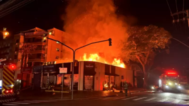 Incêndio de grandes proporções atinge padaria na Zona Leste de Porto Alegre