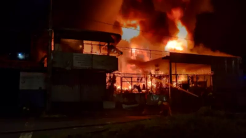 Incêndio de grandes proporções destrói ferro-velho em Uberlândia