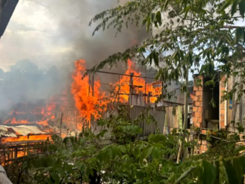 Incêndio destrói 30 casas e afeta famílias em Manaus; idoso recebe alta