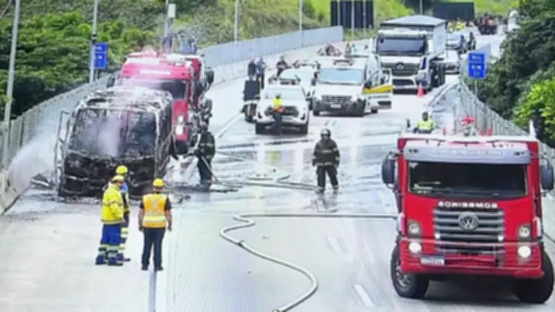 Incêndio em micro-ônibus interdita túnel da Rodovia dos Tamoios em Caraguatatuba