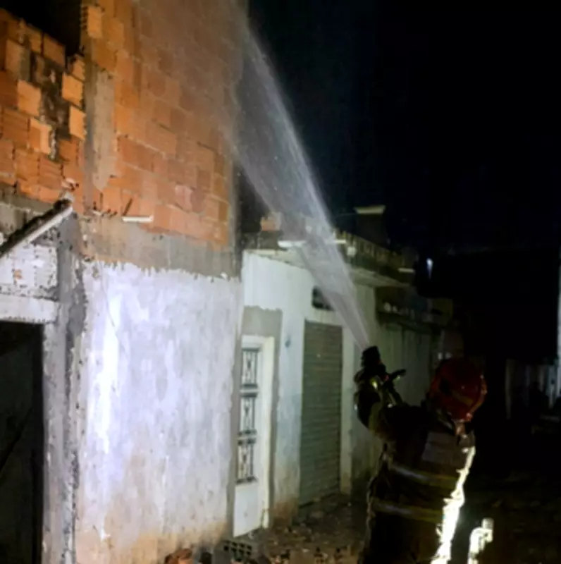 Incêndio em Montes Claros danifica residência; panela elétrica é suspeita