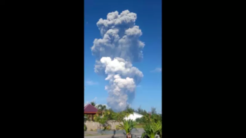 Indonésia resgata 20 trilheiros após sétima erupção do Monte Dukono em uma semana