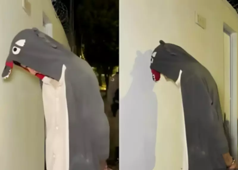 Jovem fantasiado de dinossauro furta fios e é preso em Uberlândia