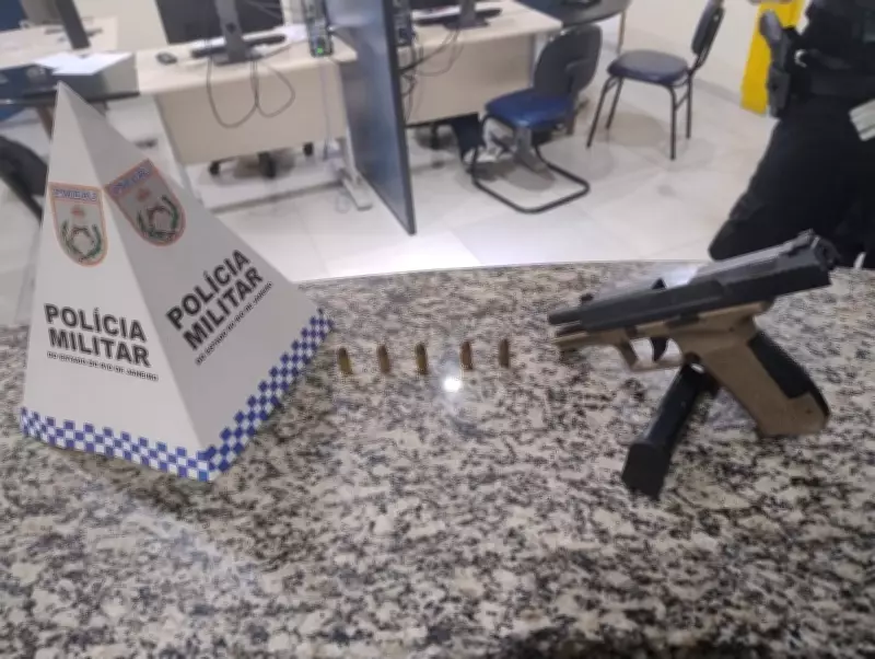 Jovem preso após troca de tiros com PMs em Pinheiral, RJ