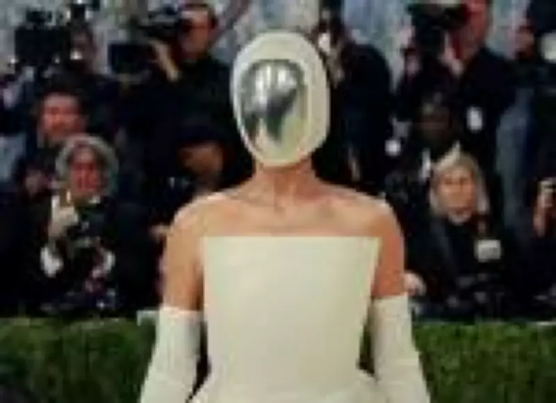 Katy Perry usa máscara metalizada e roupa toda branca no Met Gala 2026
