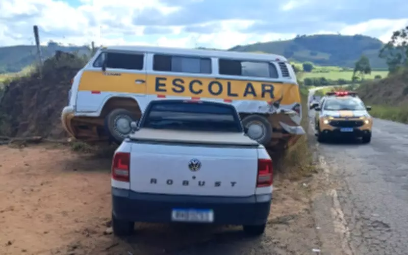 Kombi escolar tomba e fica prensada entre caminhonete e barranco em Andrelândia