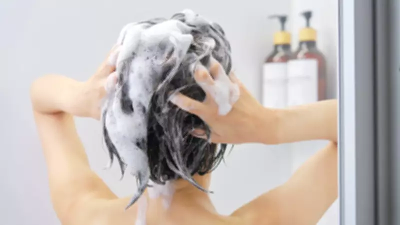Lavar o cabelo todos os dias faz mal? Especialistas explicam