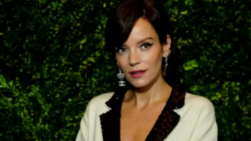 Lily Allen celebra vinda ao Brasil e cita boate e influenciadoras em post
