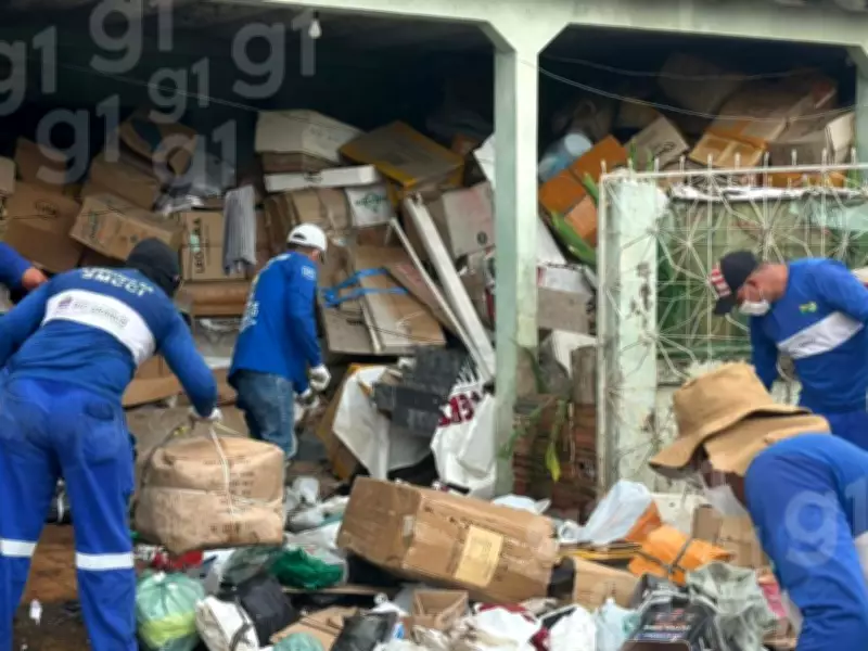 Limpeza de casa de idoso acumulador de lixo começa em Rio Branco
