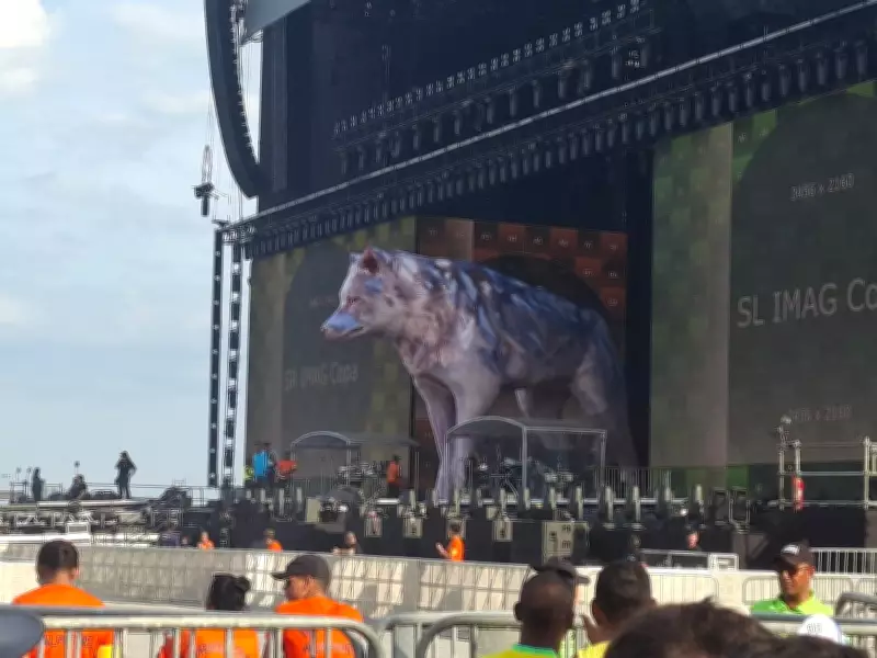 Loba inflável gigante rouba a cena no show de Shakira em Copacabana