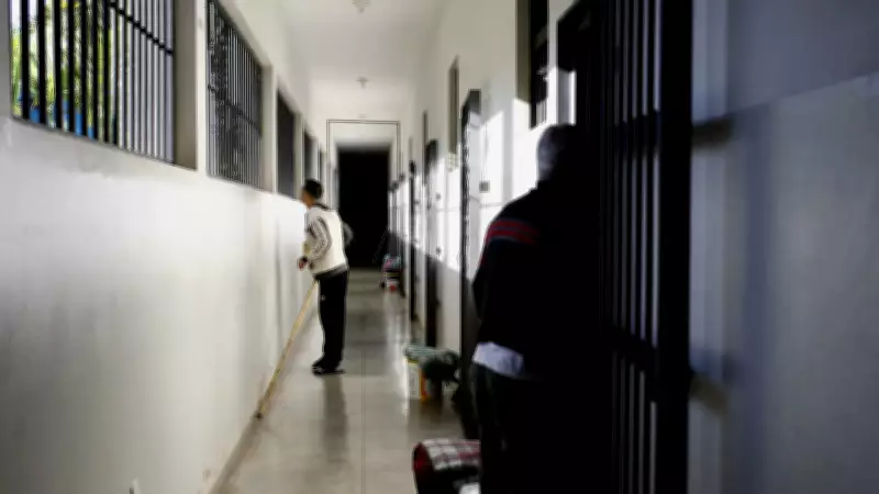 Madrasta e avó presas por morte de menino acorrentado em SP