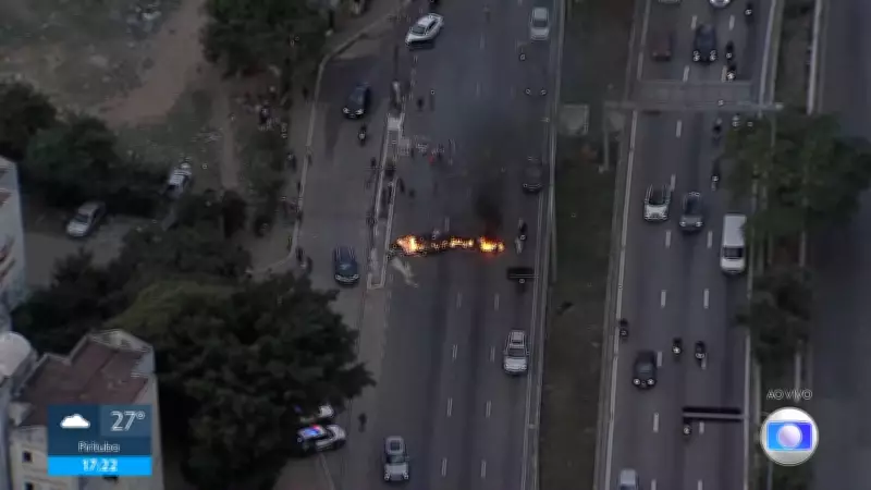 Manifestantes ateiam fogo e interditam Marginal Tietê em São Paulo