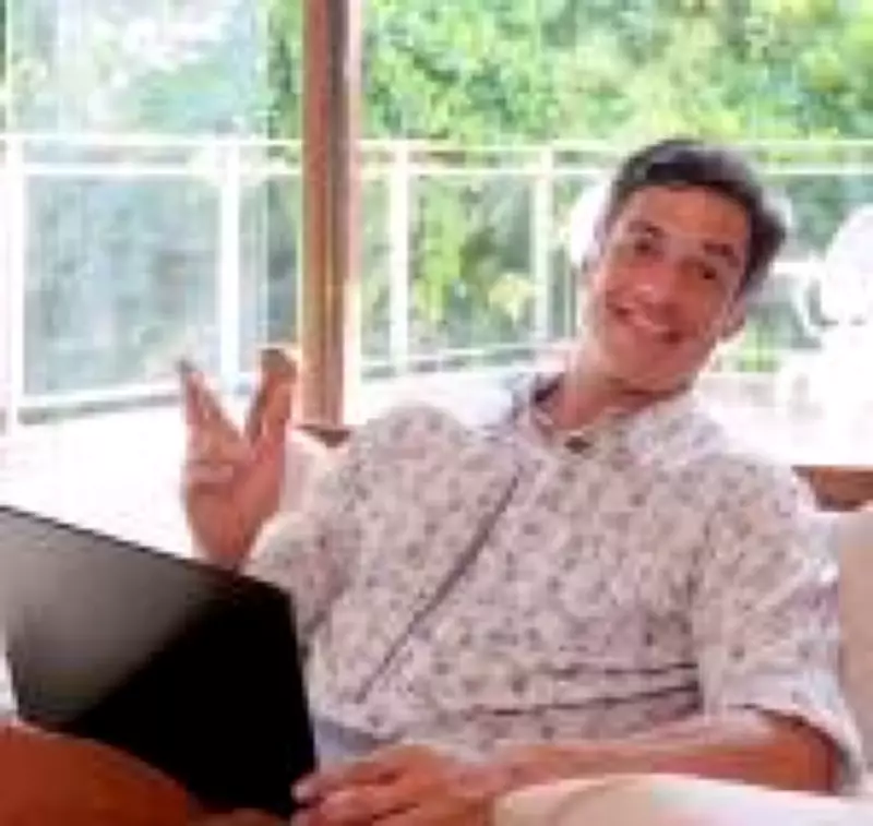 Mateus Solano se muda para apartamento após fim do casamento de 17 anos