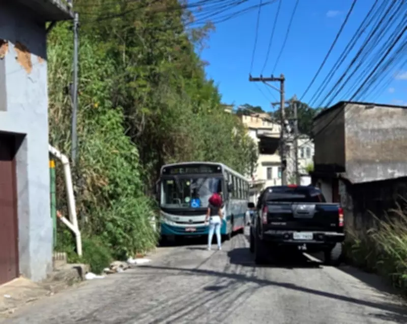 Menina de 10 anos é atropelada por ônibus ao desviar de lixo em Petrópolis
