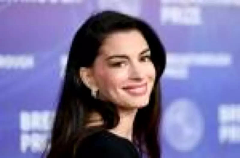 Mensagem política no vestido de Anne Hathaway no Met Gala 2026