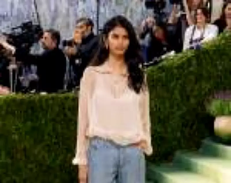 Modelo indiana usa look Chanel 'jeans' de musselina no Met Gala