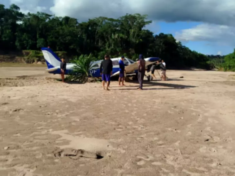 Moradores retiram avião de rio no Acre após queda; não houve mortes