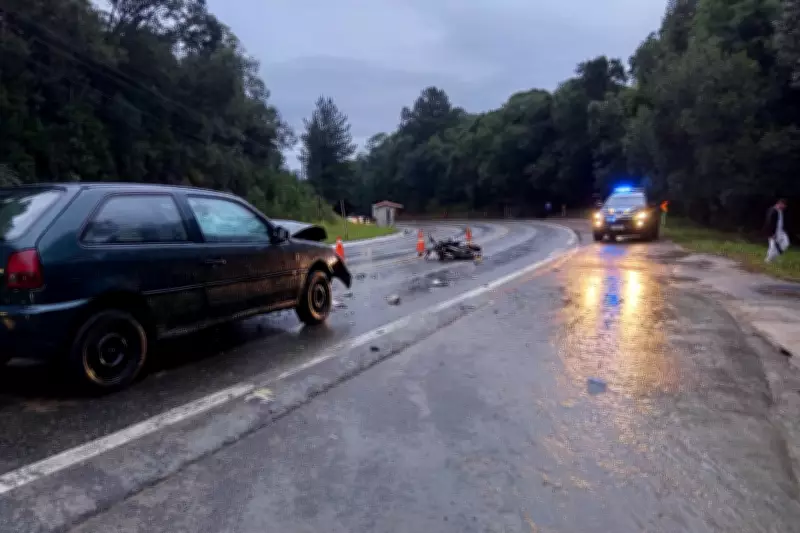 Moto bate de frente contra carro e mata um na Grande Curitiba