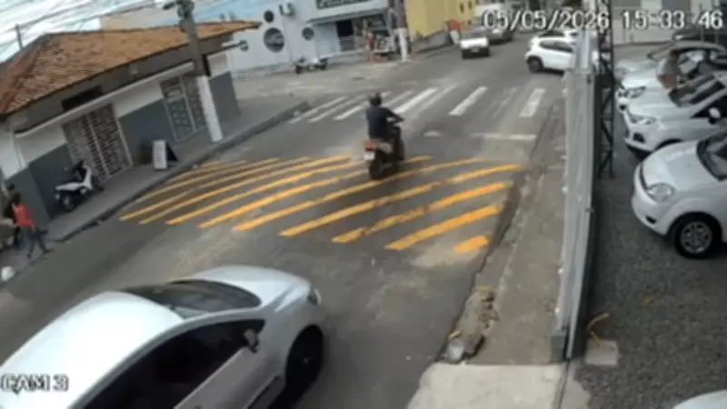 Motociclista é arremessado após colisão em Linhares, ES