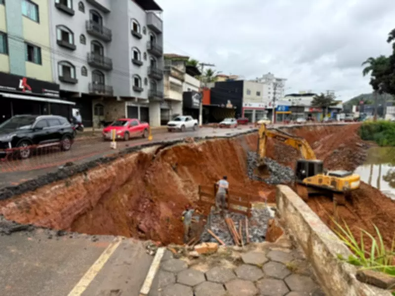 Motociclista e garupa caem em cratera de 5 metros em Ubá