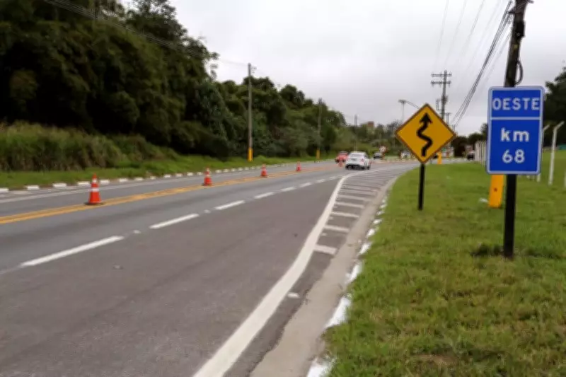 Motociclista invade contramão e bate em ônibus na SP-31 em Suzano