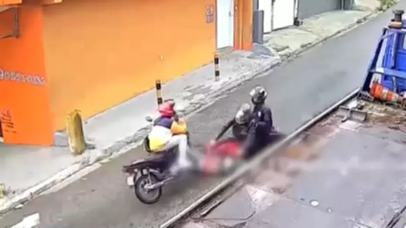 Motociclista invade contramão e se irrita após colisão com outra moto em SP