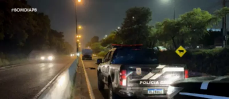 Motociclista morre ao bater em carreta parada na BR-230 em João Pessoa