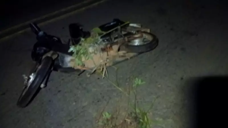Motociclista morre ao colidir em defensa metálica na BR-352 em Onça de Pitangui