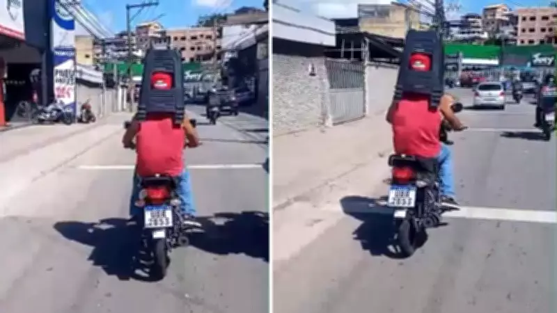 Motociclista transporta banquinhos na cabeça e viraliza em Cachoeiro