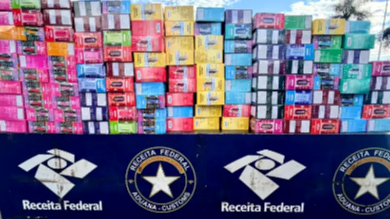 Motorista abandona caminhão com 10 mil cigarros eletrônicos em Foz do Iguaçu
